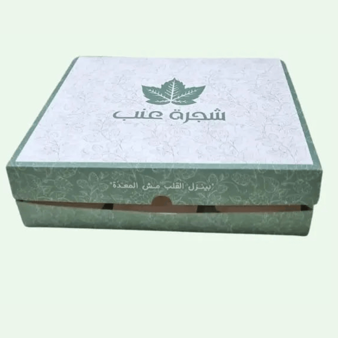 مواصفات الكرتون:
كرتون بغطاء متصل طول 37.5 سم عرض 29 سم بسعة 6 صحون أو 5 صحون مع حامل فتحتي صوص
الورق انفركوت 350 جرام 
الصحون تأتي مع عازل داخل لمنع الرطوبة والبقع
استعمالات البوكس: يُستخدم البوكس لورق العنب حيث أن كل صحن يتسع ل20 حبة ورق عنب يستخدم أيضا للجمعات حيث يمكن وضع نوعية طعام مختلفة في كل صحن
يستخدم للمشكّل والمسخّن وعدة استعمالات أخرى 
نطاق الخدمة التي نقدمها: نقدم لكم الخدمة كاملة بدءاً من تصميم الشعار إن لم يكن لديكم شعار وتصميم الكرتون بالكامل ثم طباعة الكرتون  ومن ثم تغليفه وشحنه لكم 