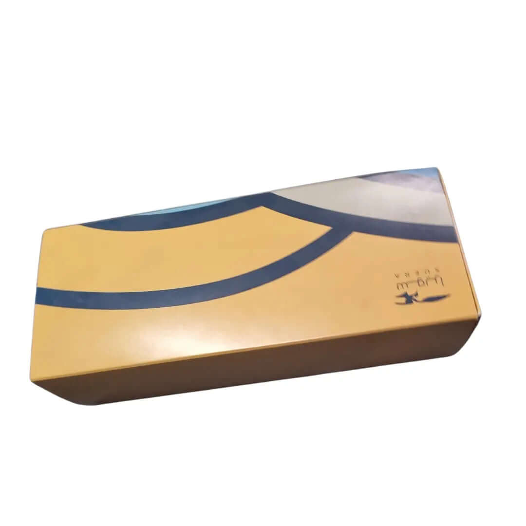 مواصفات العلبة
طول  العلبة 25 سم  العرض  سم الارتفاع 6 سم
الورق عيار 350 جرام
طباعة بشعار وتصميم العميل 

الطباعة:
 
تتم طباعة التصميم الخاص بالعميل بالألوان المطلوبة 
يمكن للعميل طلب طباعة خارجية فقط أو خارجية وداخلية
السولوفان:
السولوفان هو طبقة نايلون عازلة تفيد في
 1- يمنح المتانة للعلبة
2- يعزل الزيوت والسوائل عن الورق
3- يمنع الطباعة من الاختلاط بالمواد الغذائية 
لكم حرية الاختيار بإضافة سولوفان خارجي فقط أم داخلي فقط أم على الجانبين داخلي وخارجي
العلبة في الصور بطباعة خارجية مع سولوفان خارجي 
ملاحظة: