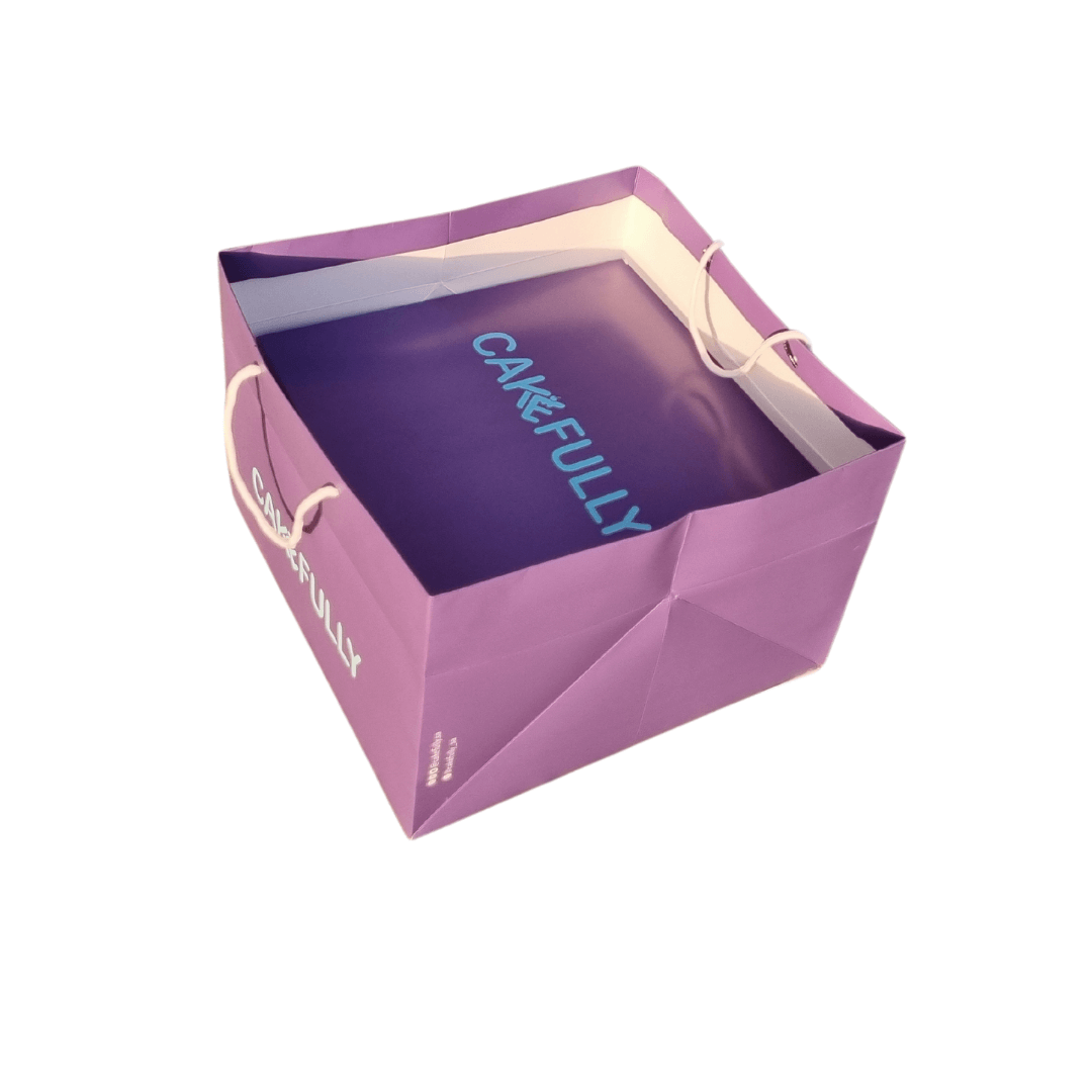 بكج كيس وبوكس للكيك 
الكيس 35×35×25 سم
البوكس 34×32.5×16 سم
طباعة بشعار وتصميم العميل