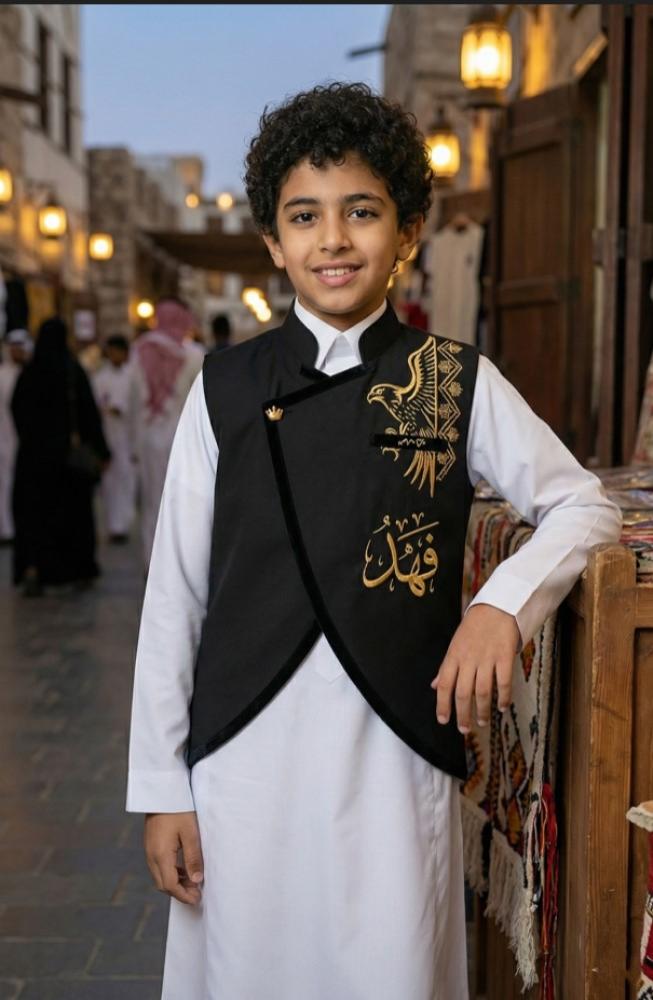 Blank black boys' robe with a Saudi stand-up collar and a curved cut, with a golden heart brooch — product image 5