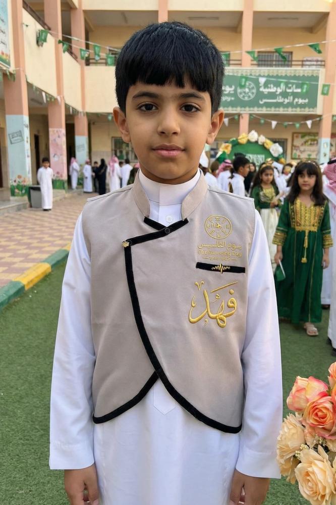 A plain gray blazer for boys with a Saudi stand-up collar and a curved cut, with a golden pulse brooch — product image 3