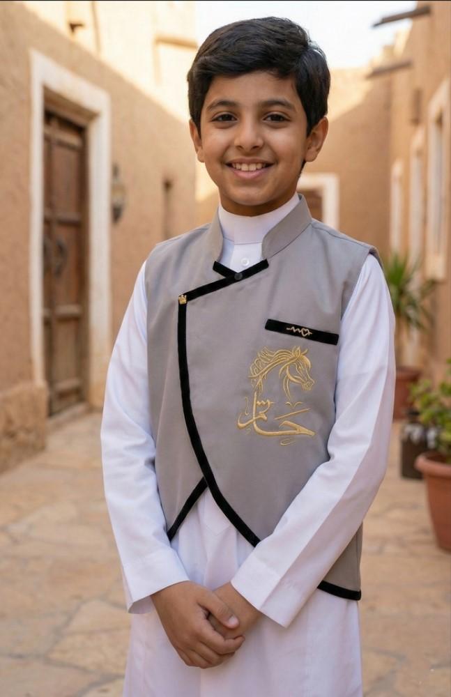 Boys' plain gray blazer with a Saudi stand-up collar and a curved cut with a heart brooch — product image 2