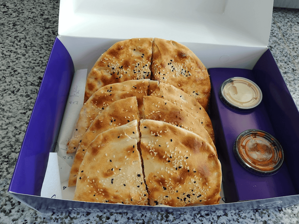 Box length 40 cm, width 20 cm, height 9 cm, 6 burgers and 3 sauces, printed with customer design - مطبعة مدار